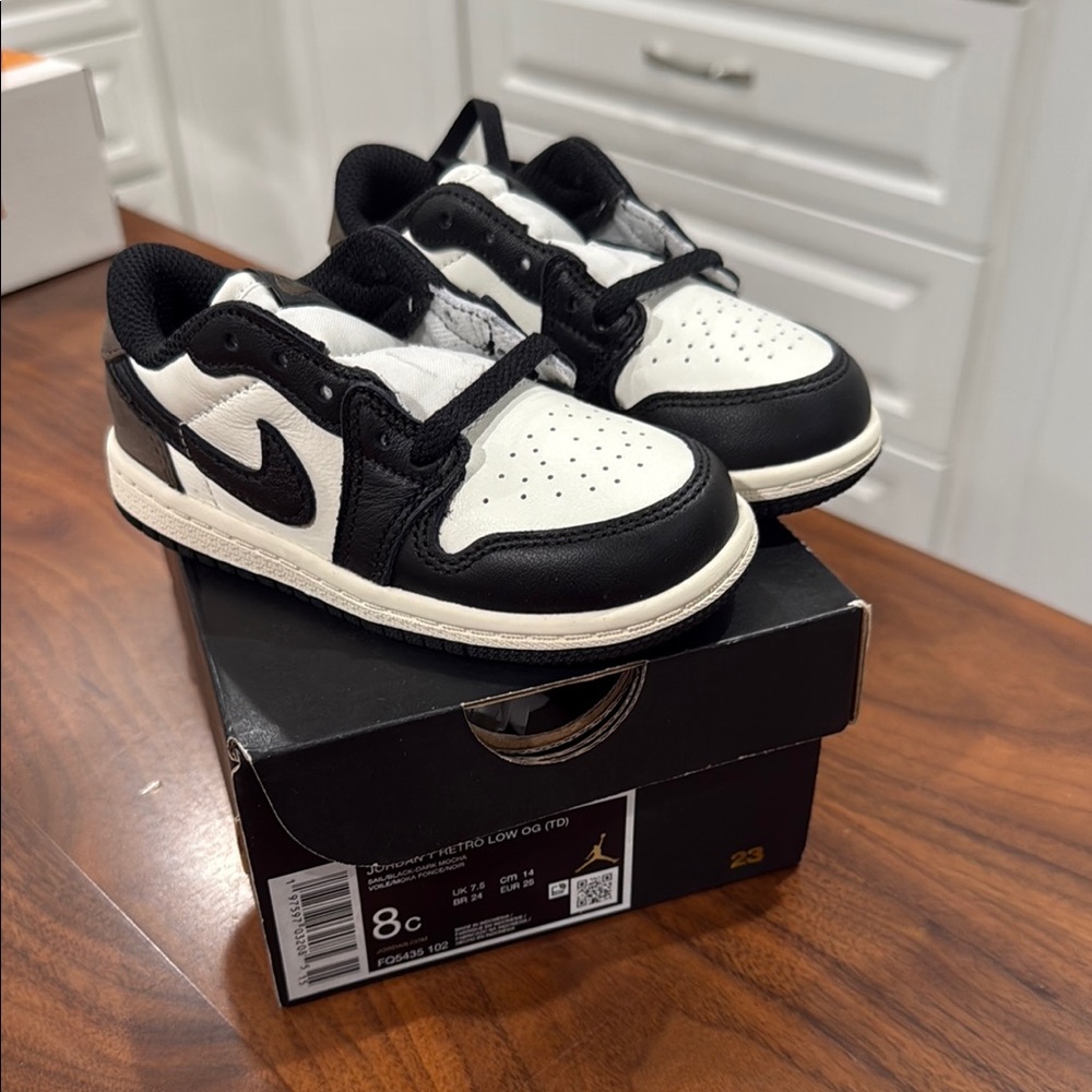 Nike Black and White Sneakers Low-Cut Design